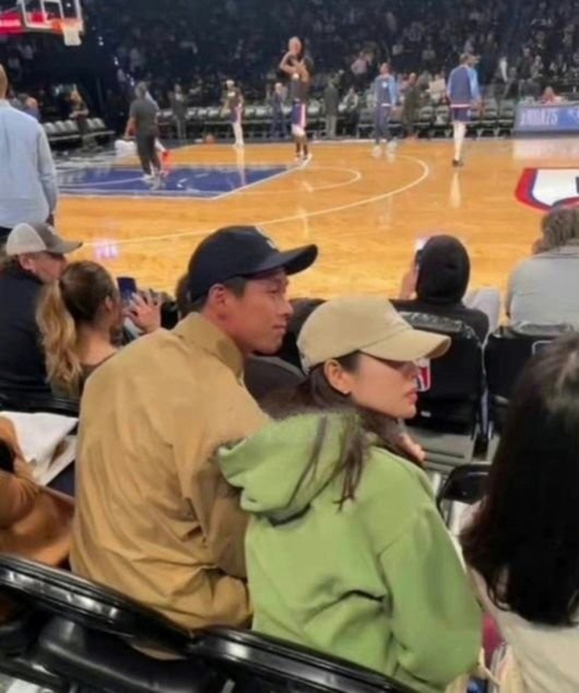 Hyun Bin và Son Ye Jin kết thúc kỳ trăng mật vì liên tục bị đeo bám - 8 Hyun Bin và Son Ye Jin kết thúc kỳ trăng mật vì liên tục bị đeo bám - 8