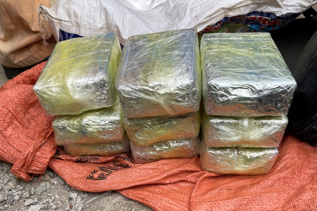CSGT bắt tại trận đối tượng đi xe máy vận chuyển 18 bánh heroin - 2 CSGT bắt tại trận đối tượng đi xe máy vận chuyển 18 bánh heroin - 2