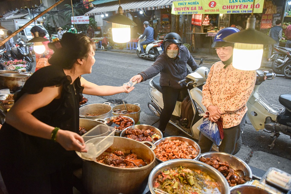Khu chợ nhà giàu ở Hà Nội, ngày bán hàng trăm cân cá kho - 4 Khu chợ nhà giàu ở Hà Nội, ngày bán hàng trăm cân cá kho - 4