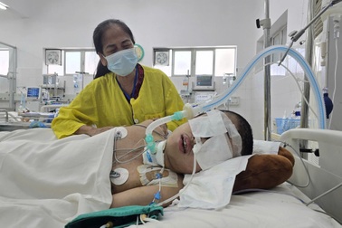 Con trai gặp nạn, hơn 2 tháng chưa hồi tỉnh, mẹ góa khẩn cầu giúp đỡ