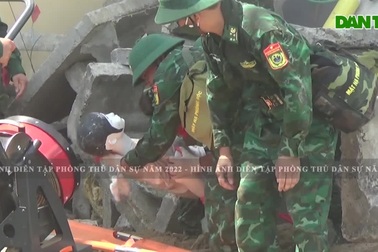 Công an, quân đội giải cứu hàng trăm người dân khỏi chung cư bị cháy