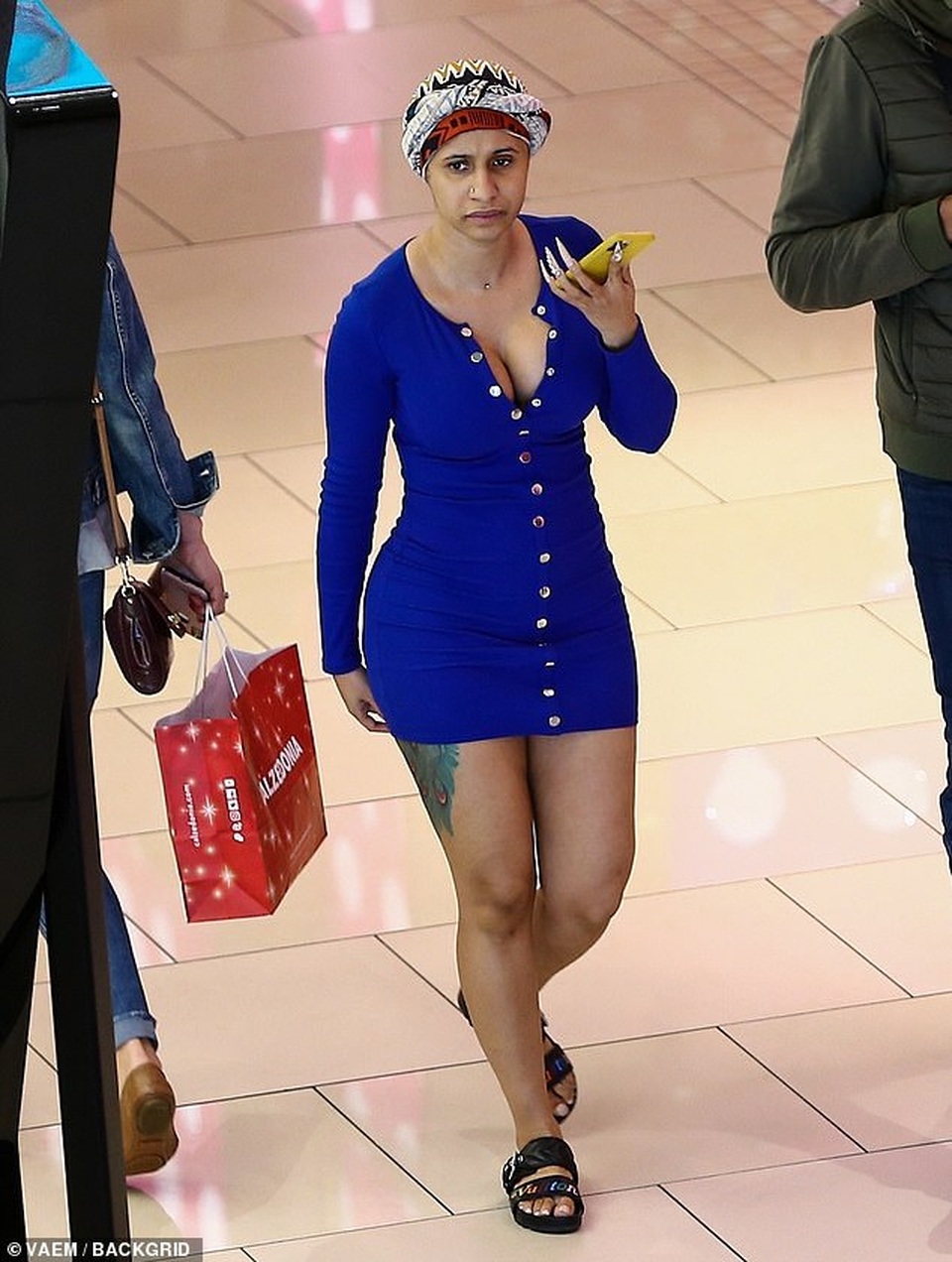 Cardi B quá khác lạ khi không trang điểm - 1