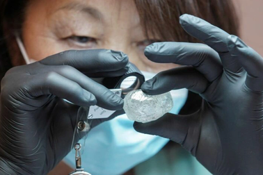 Vì sao Mỹ vẫn khó "chặn" kim cương và vàng từ Nga?