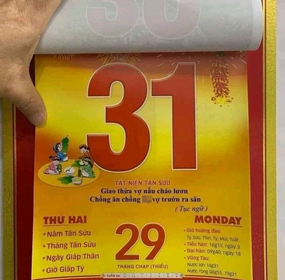 Giao thừa vợ nấu cháo lươn in trên lịch Tết gây bão mạng vì phản cảm - 1 Giao thừa vợ nấu cháo lươn in trên lịch Tết gây bão mạng vì phản cảm - 1