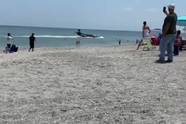 Khoảnh khắc máy bay Mỹ gặp sự cố, "mài" xuống mặt biển