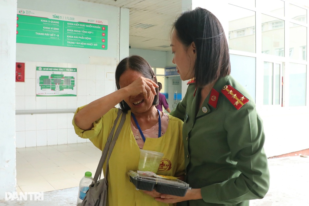 Người nhà bệnh nhân khóc nghẹn nhận “cơm công an” - 2