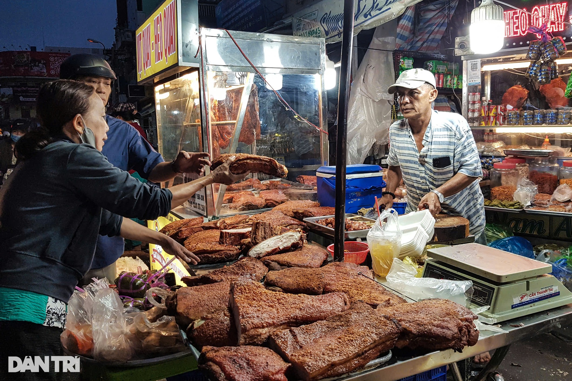 Phố cá lóc nướng, tiệm vịt quay ở TPHCM chật kín người ngày vía Thần Tài - 9 Phố cá lóc nướng, tiệm vịt quay ở TPHCM chật kín người ngày vía Thần Tài - 9