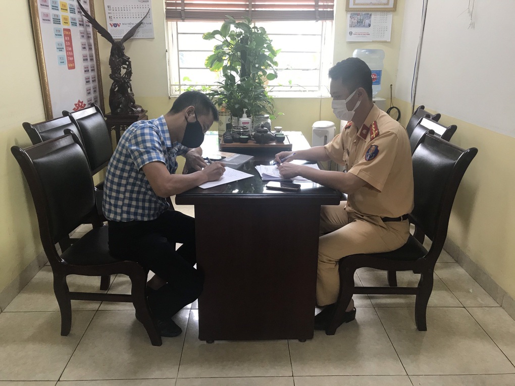 Tài xế đỗ xe chắn ngang đường vì đang vội mà đường tắc - 2 Tài xế đỗ xe chắn ngang đường vì đang vội mà đường tắc - 2