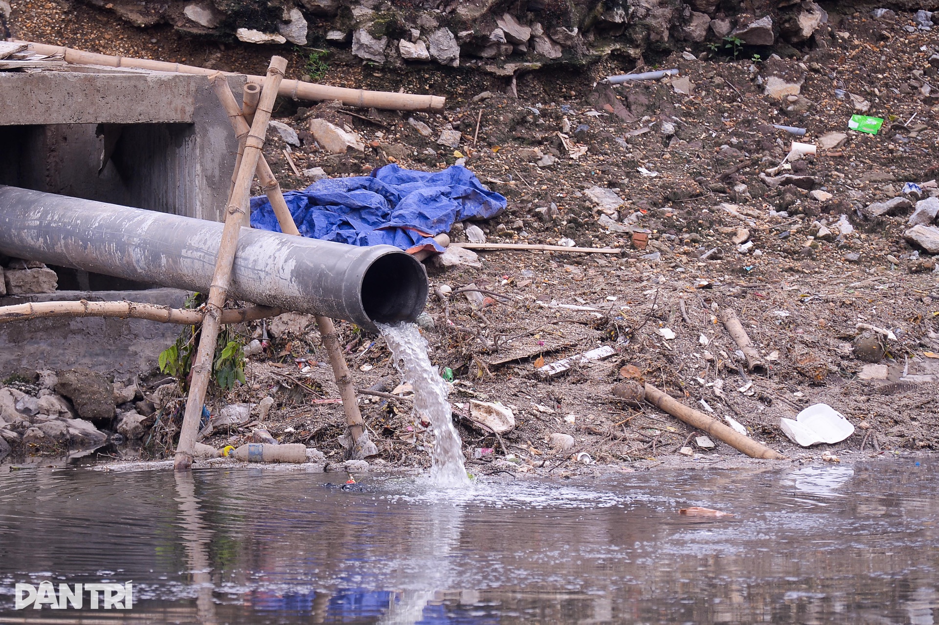 Dòng nước hôi thối vẫn ồ ạt chảy vào sông Tô Lịch trước ngày hồi sinh - 12