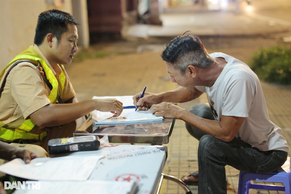 Tài xế nồng nặc mùi bia tìm cách từ chối kiểm tra nồng độ cồn ở TPHCM - 3 Tài xế nồng nặc mùi bia tìm cách từ chối kiểm tra nồng độ cồn ở TPHCM - 3