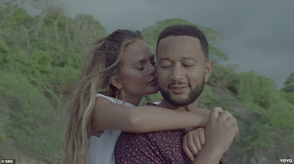 Siêu mẫu Chrissy Teigen mang thai lần 3 - 2 Siêu mẫu Chrissy Teigen mang thai lần 3 - 2
