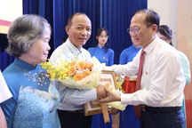 Đảng bộ UBND TPHCM trao Huy hiệu Đảng cho 66 đảng viên