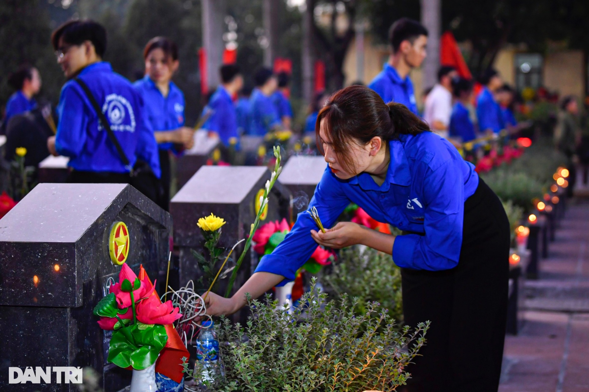 Bộ trưởng Quốc phòng Phan Văn Giang tri ân các anh hùng liệt sĩ tại Hà Nội - 8 Bộ trưởng Quốc phòng Phan Văn Giang tri ân các anh hùng liệt sĩ tại Hà Nội - 8