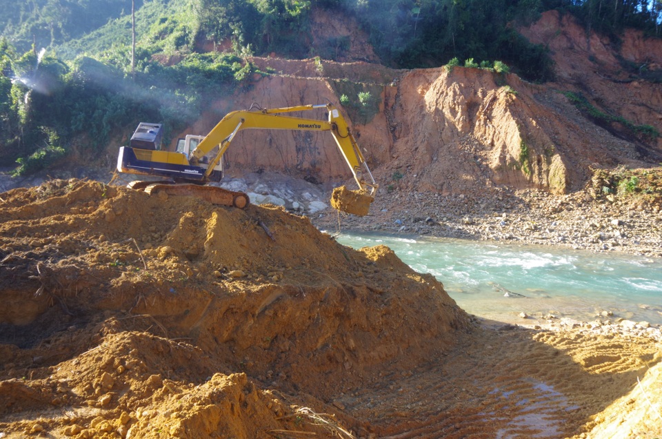 Khơi thông kênh nắn dòng chảy sông Rào Trăng để tìm người mất tích - 5 Khơi thông kênh nắn dòng chảy sông Rào Trăng để tìm người mất tích - 5