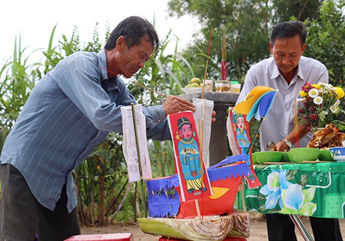 Ông Công làm nghi thức điểm nhãn cho thuyền giấy. Ảnh: Hoàng Nam.