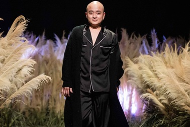 Cao Minh Tiến gây ấn tượng với "Lưỡng tính" trong tuần lễ thời trang