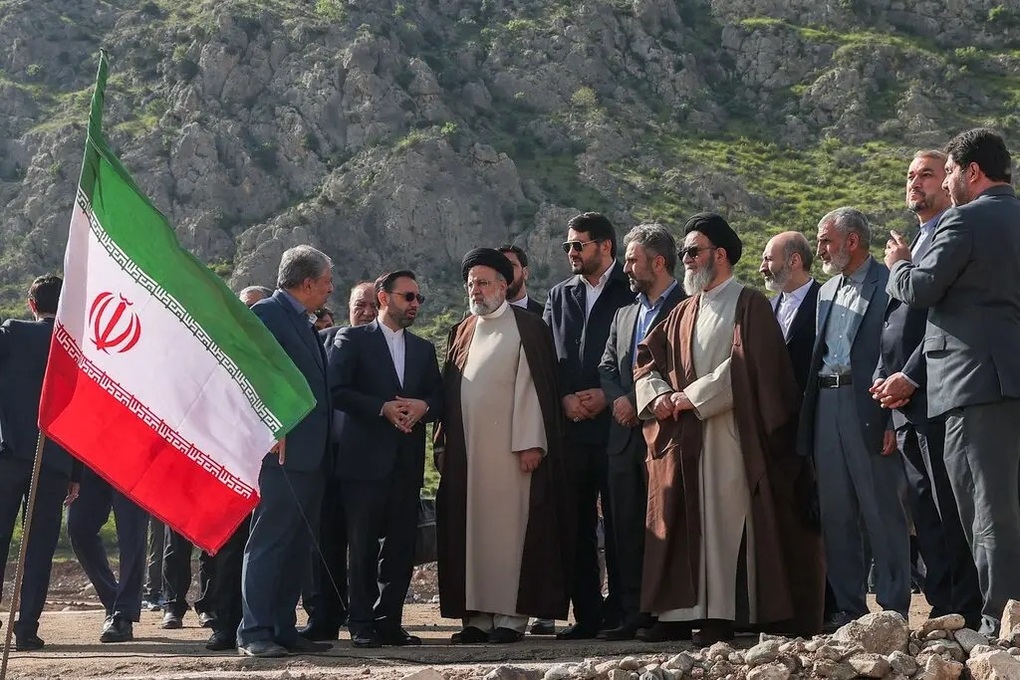 17 giờ hỗn loạn sau vụ rơi trực thăng khiến Tổng thống Iran thiệt mạng - 1 17 giờ hỗn loạn sau vụ rơi trực thăng khiến Tổng thống Iran thiệt mạng - 1