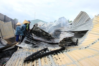 Cháy rụi xưởng sản xuất than