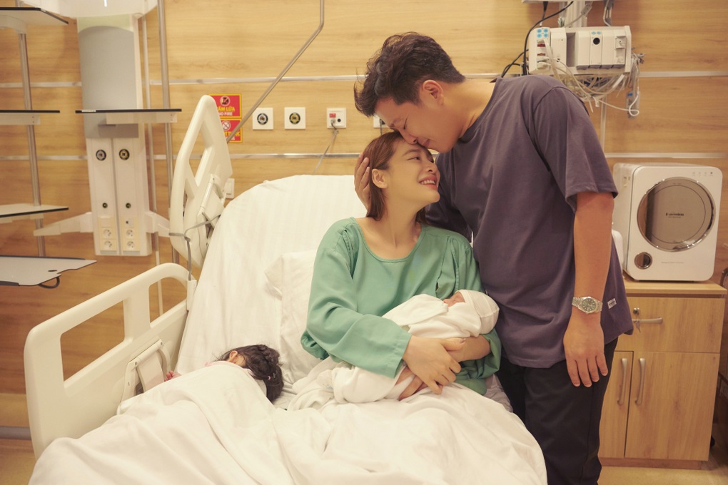 Nhã Phương bật khóc đón con thứ hai chào đời - 2 Nhã Phương bật khóc đón con thứ hai chào đời - 2
