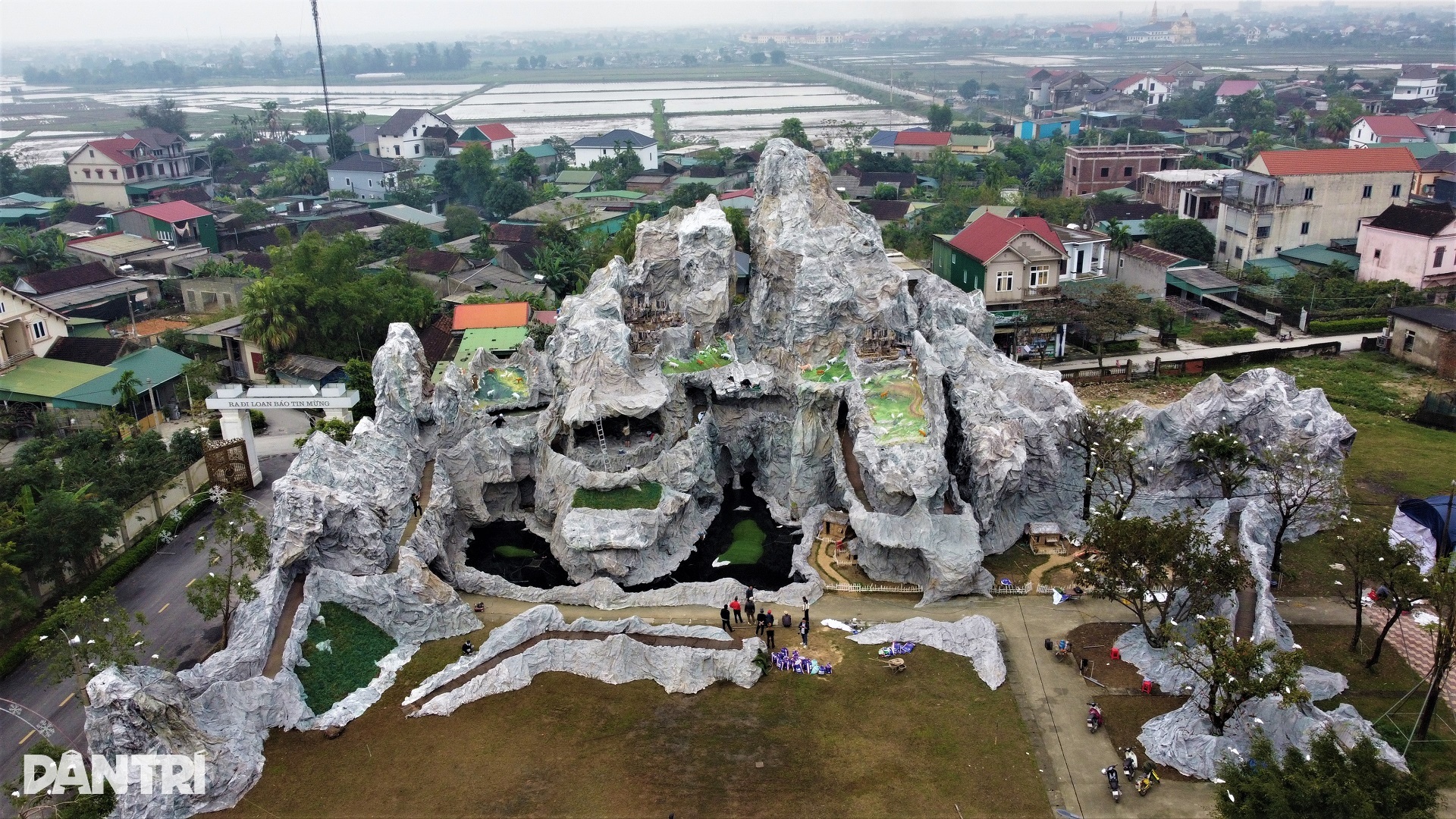 Độc đáo hang đá Giáng sinh khổng lồ làm từ hàng nghìn cây tre - 6 Độc đáo hang đá Giáng sinh khổng lồ làm từ hàng nghìn cây tre - 6