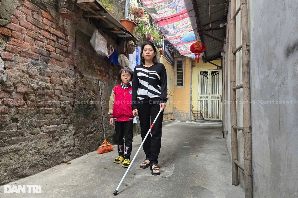 Mẹ đơn thân khiếm thị và nỗi sợ đôi mắt con gái ngày càng mờ đi - 2 Mẹ đơn thân khiếm thị và nỗi sợ đôi mắt con gái ngày càng mờ đi - 2