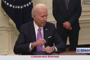 Phản ứng của ông Biden khi bị phóng viên hỏi "xoáy"