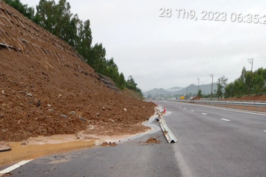 Bùn đất sạt xuống lòng đường cao tốc Nghi Sơn - Diễn Châu