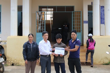 Thêm 57 triệu đồng bạn đọc giúp đỡ nam sinh lớp 7 mồ côi cha mẹ