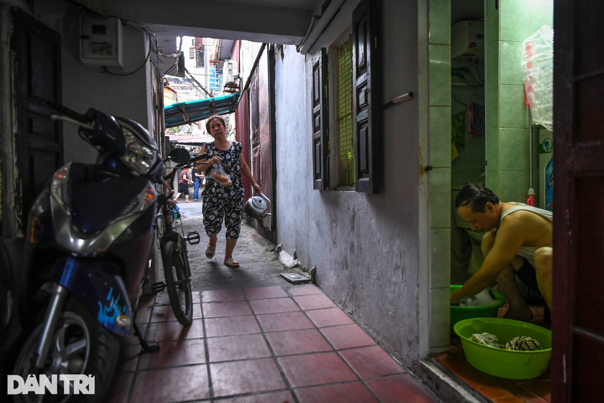 Bên trong khu nhà gỗ 70 tuổi thường trực nỗi lo tai nạn, chập cháy ở Hà Nội - 19 Bên trong khu nhà gỗ 70 tuổi thường trực nỗi lo tai nạn, chập cháy ở Hà Nội - 19