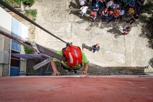 Bật tường, đu dây thoát hiểm trong đám cháy mới thấy cứu nạn không hề dễ