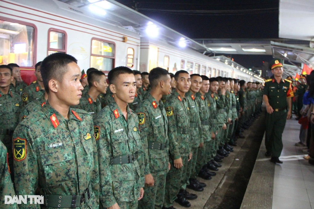 Đoàn tàu đặc biệt ra Hà Nội được chào đón trong đêm tại Đà Nẵng - 1 Đoàn tàu đặc biệt ra Hà Nội được chào đón trong đêm tại Đà Nẵng - 1