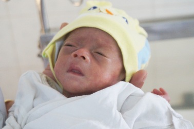 Tìm người nhận nuôi bé gái sinh non bị bỏ rơi tại bệnh viện