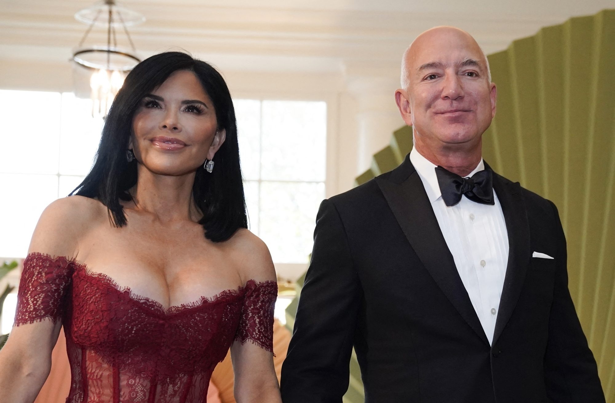 View - Bạn gái tỷ phú Amazon bị chỉ trích vì cách ăn vận khi dự sự kiện Nhà Trắng | Báo Dân trí
