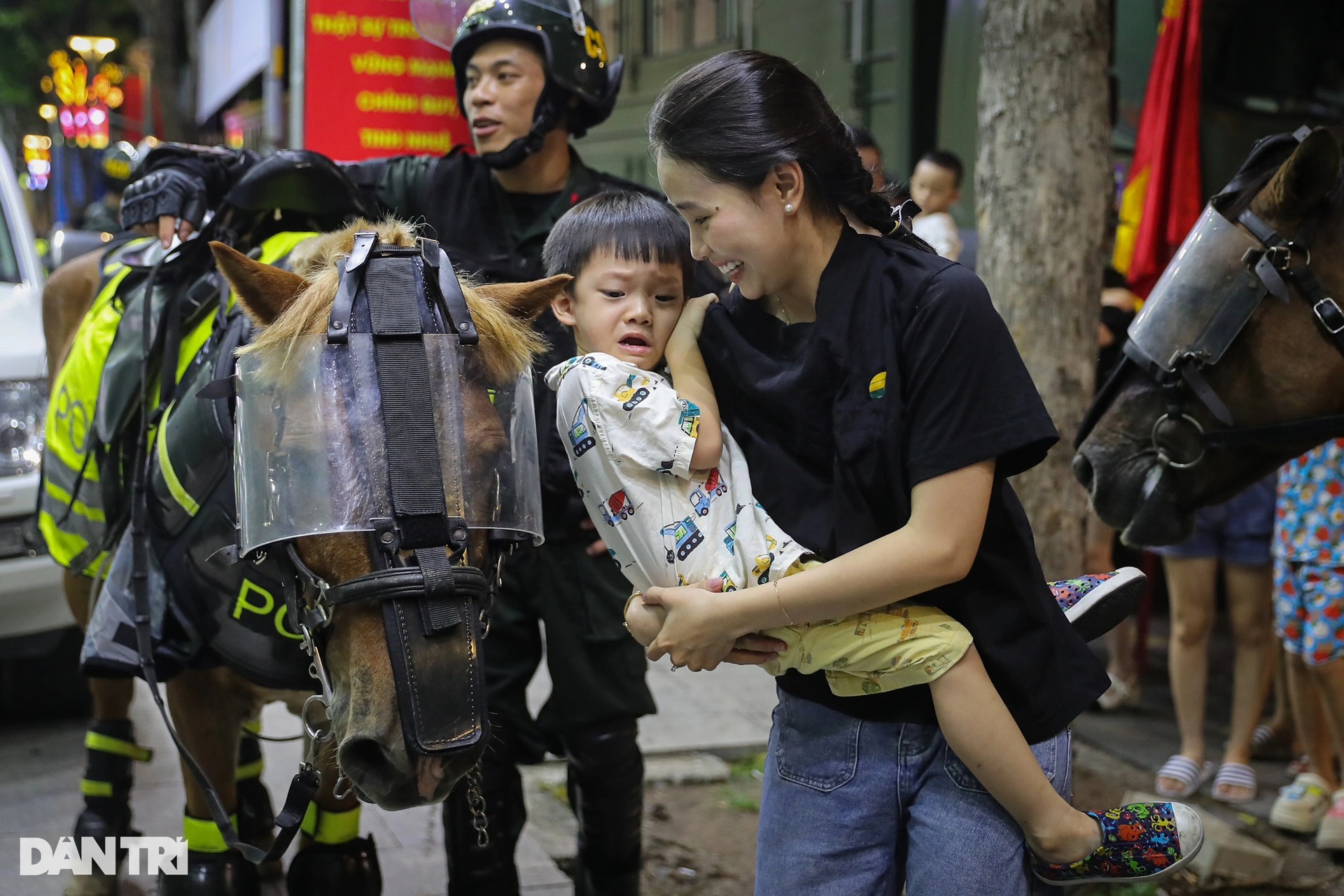 Dàn Kỵ binh giao lưu cùng người dân trên phố đi bộ Nguyễn Huệ - 9 Dàn Kỵ binh giao lưu cùng người dân trên phố đi bộ Nguyễn Huệ - 9