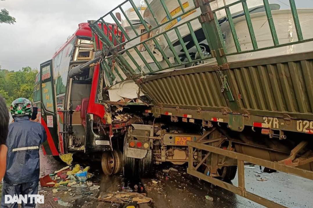 Ô tô khách tông xe đầu kéo, tài xế tử vong - 2