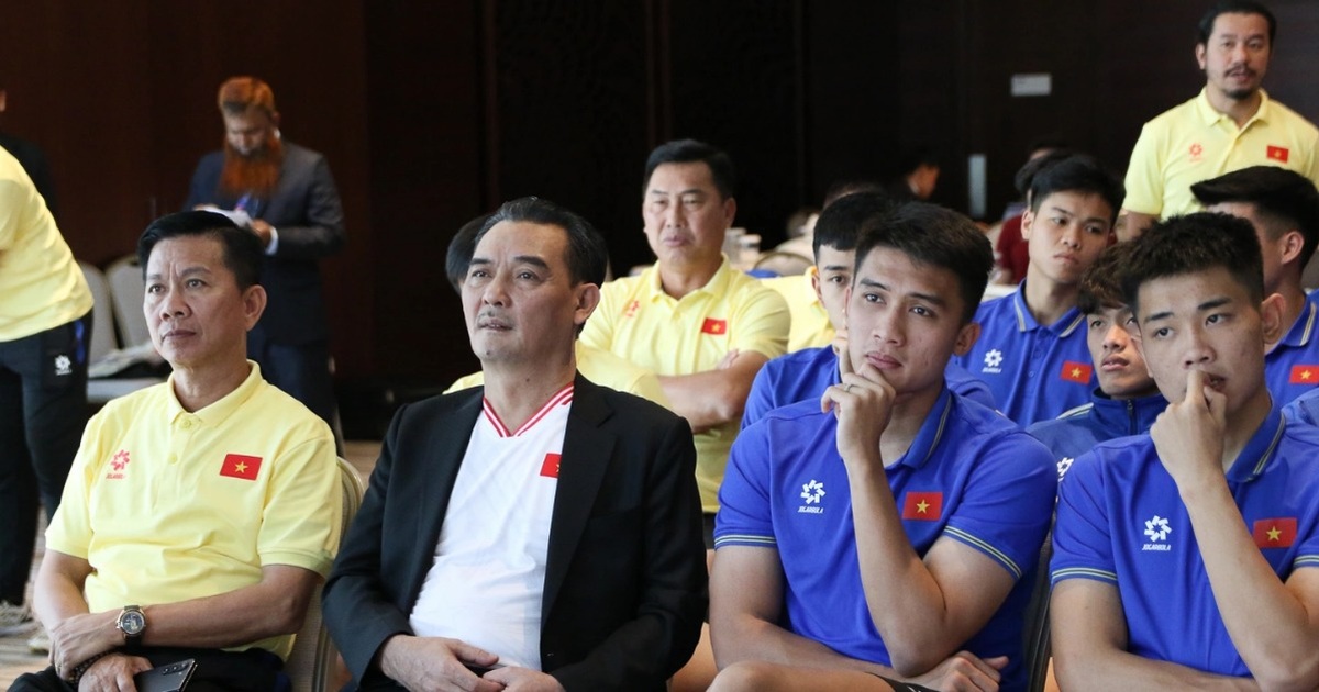 Trưởng đoàn Nguyễn Quốc Hội và thủ môn Quan Văn Chuẩn đại diện đội tuyển U23 Việt Nam nhận kỷ niệm chương, cờ lưu niệm tham dự giải U23 châu Á 2024 của AFC (Ảnh: VFF).