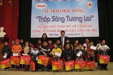 Thêm 200 suất học bổng trao tặng học sinh nghèo học giỏi