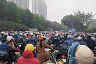 Đại lộ Thăng Long tắc như không có lối thoát: Bố muộn làm, con nghỉ học