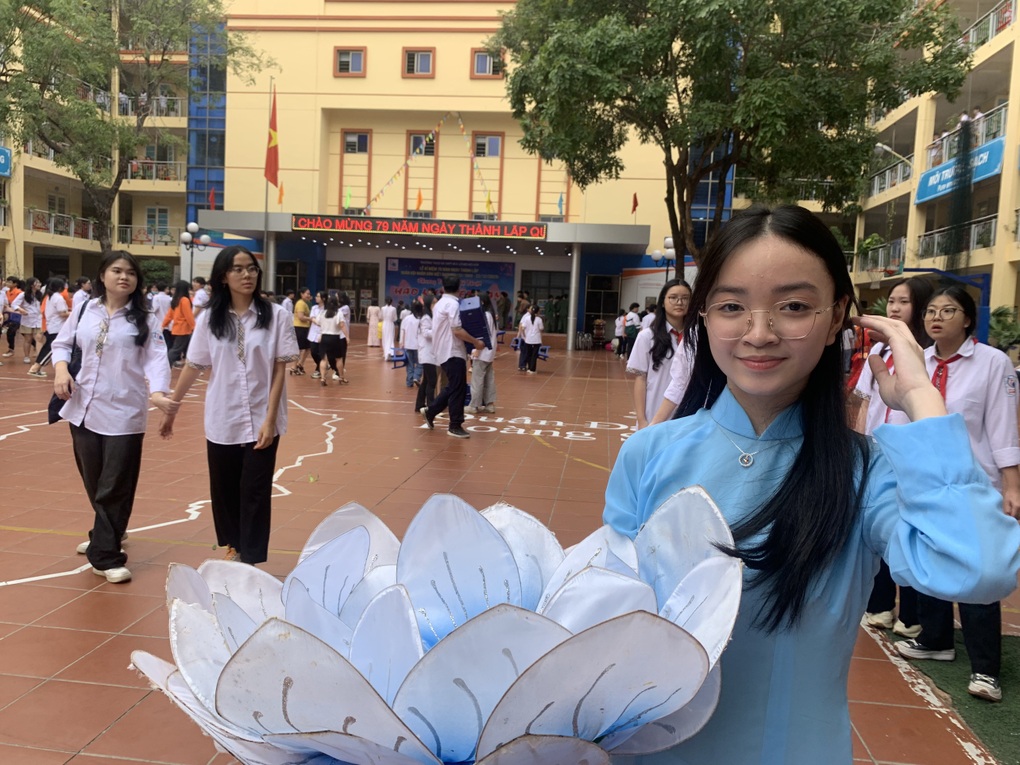 Học sinh lớp 11 thiết kế drone mang cờ Đảng bay trên sân trường - 2 Học sinh lớp 11 thiết kế drone mang cờ Đảng bay trên sân trường - 2