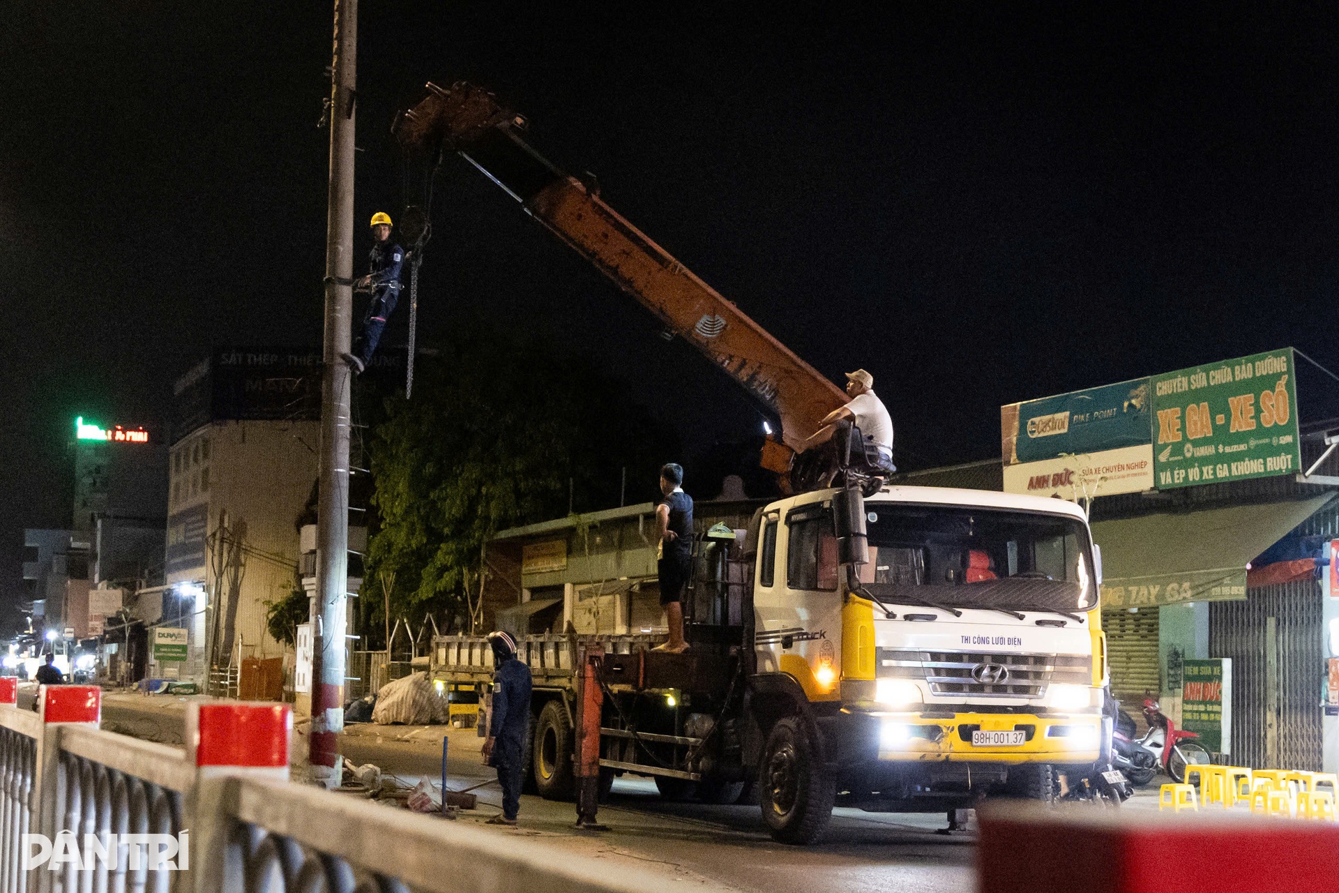 Xuyên đêm di dời 76 cột điện nằm giữa đường ở TPHCM - 3 Xuyên đêm di dời 76 cột điện nằm giữa đường ở TPHCM - 3