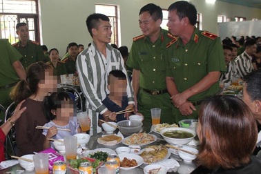 Ấm áp tình thân  trong bữa cơm gia đình tại Trại giam Hoàng Tiến