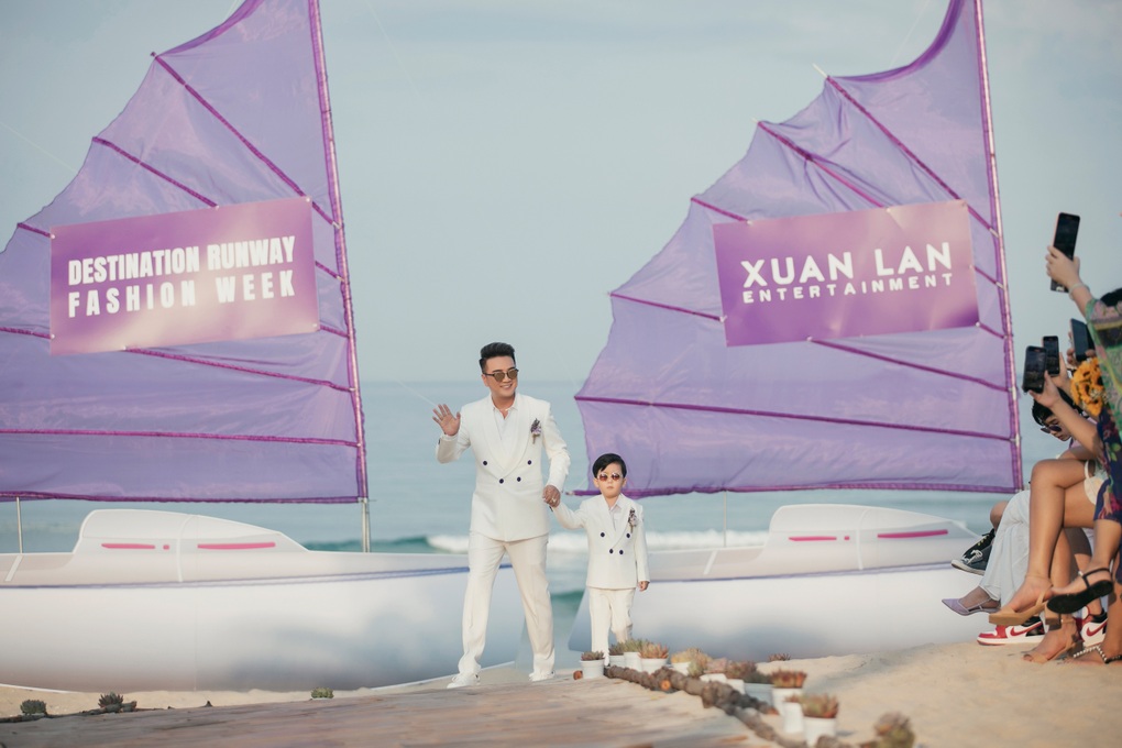 Khoảnh khắc con trai Đàm Vĩnh Hưng đòi bố bế khi đang catwalk gây chú ý - 1 Khoảnh khắc con trai Đàm Vĩnh Hưng đòi bố bế khi đang catwalk gây chú ý - 1