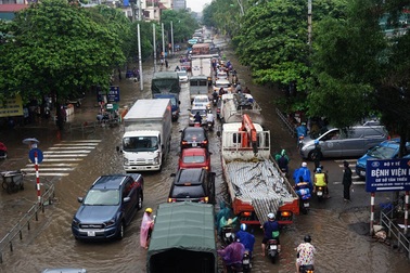 Hà Nội: Khốn đốn qua dòng nước trước cổng Bệnh viện K Tân Triều