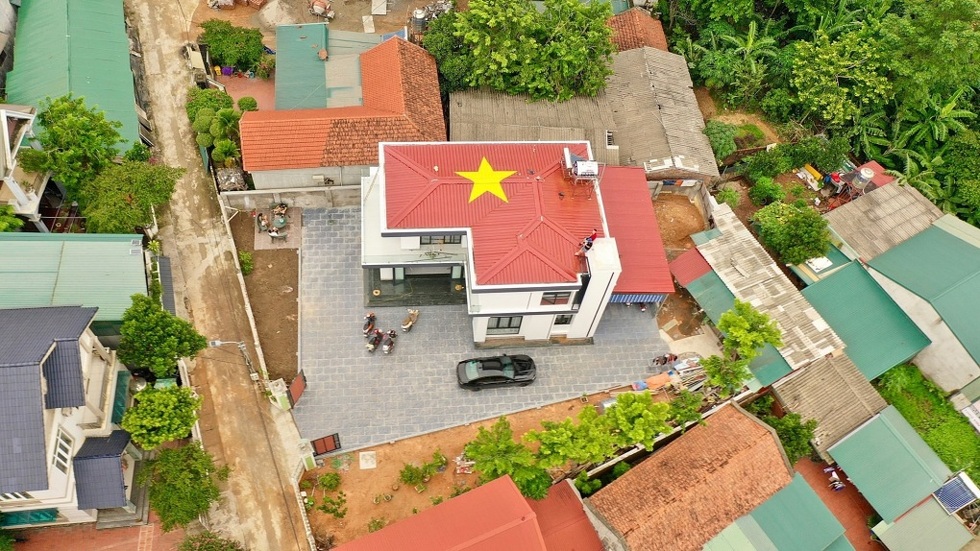 Vẽ cờ Tổ quốc lên mái nhà và những trào lưu lan tỏa lòng yêu nước - 1 Vẽ cờ Tổ quốc lên mái nhà và những trào lưu lan tỏa lòng yêu nước - 1