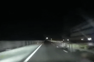 Nổi bật tuần qua: Người đi bộ trên cao tốc trong đêm suýt bị ô tô đâm trúng