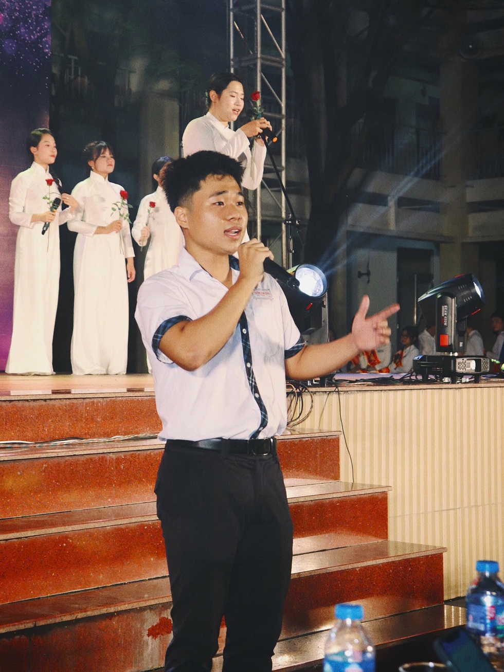 Nam sinh gây sốt nhờ giọng hiếm, hát nhạc đỏ được ví với NSND Trung Đức - 2 Nam sinh gây sốt nhờ giọng hiếm, hát nhạc đỏ được ví với NSND Trung Đức - 2