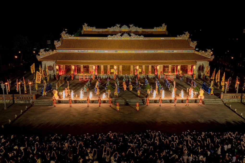 Hàng nghìn người chen chân vào Đại nội Huế xem vua thiết triều - 1