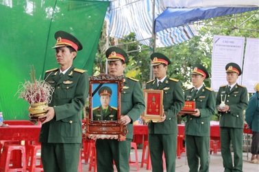 Lũ rút, anh về nhưng… không còn chào ai được nữa!