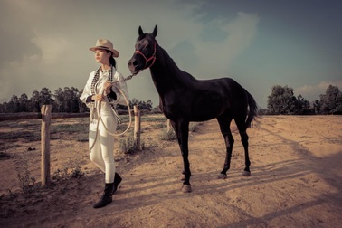 Thuỳ Dung, Huyền My hoá thân thành nữ cao bồi xinh đẹp