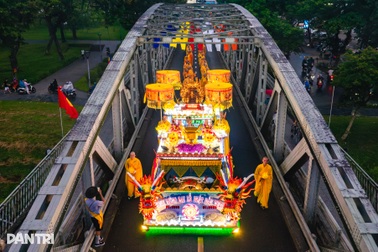 Phật tử Huế xếp hàng dài, đi bộ hơn 4km tại lễ rước tượng Phật sơ sinh